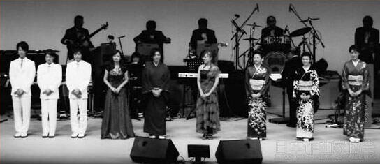 日本作曲家協会音楽祭・奨励賞受賞の7組の歌手　　　（左から）はやぶさ(3人組)　みやさと奏　市川たかし　松川未樹　山本みゆき　小桜舞子　市川由紀乃