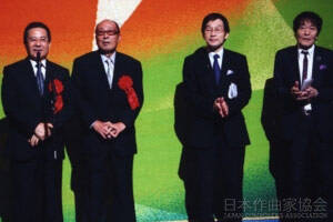 (左から)弦哲也理事長、叶弦大会長、若草恵実行委員長、平尾昌晃常務理事