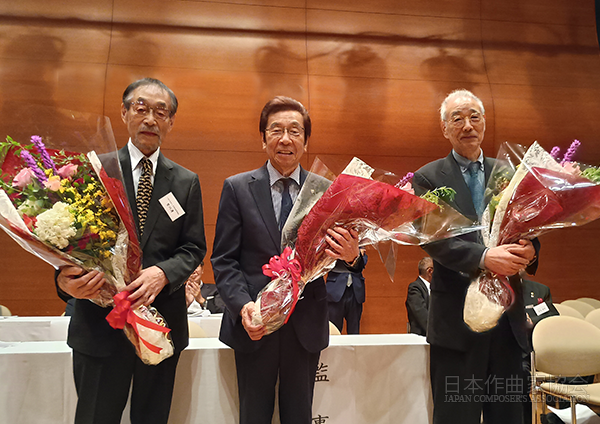定年退任理事の皆さん (左より)聖川 湧、佐田みさき、四方章人の前理事