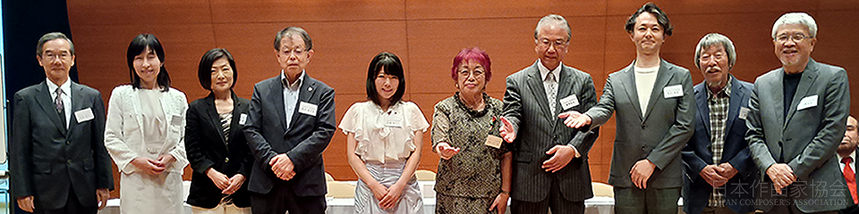 新入会員の皆さん (左より)水森理事長、真鍋美和子、森 蒼葉、高浜富士夫、汐川ほたて、西山むつみ、堀井守也、丸山貴幸、岡副会長、徳久会長
