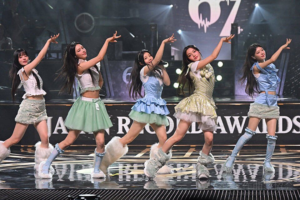 「Almond Chocolate」 ILLIT<br>作曲・作詩： Pdogg/Nakajin/Takahashi Shiho/GHSTLOOP